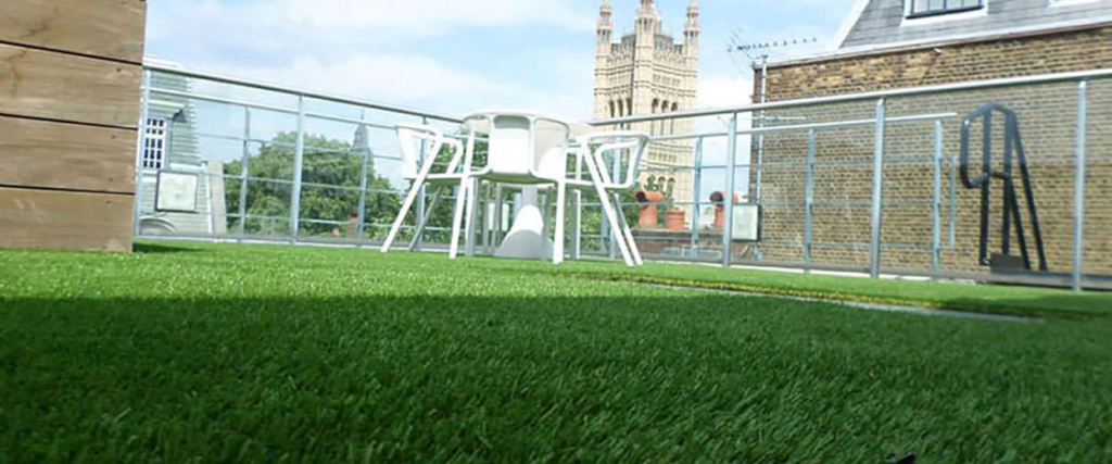 how to install artificial grass roof garden 1.webp